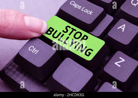 Testo della scrittura Smettere di bullismo. Business concept combattere ed eliminare questo comportamento aggressivo inaccettabile Abstract raccolta di indizi di indagine Foto Stock