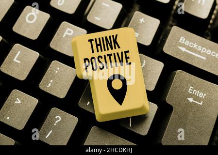 Segno che mostra pensare positivo. Business Concept la tendenza ad essere positiva o ottimista nell'atteggiamento digitando Un nuovo romanzo di mistero, creando online Foto Stock