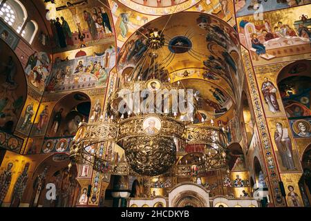 Lampadario appeso al soffitto all'interno della Cattedrale della Risurrezione di Cristo a Podgorica Foto Stock