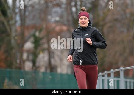 Lindau am Bodenseee, Germania. 16th Dic 2021. L'atleta Valeria Kleiner corre lungo la riva del lago di Costanza. Kleiner ha giocato nelle selezioni DFB, ha vinto i titoli, ha giocato nella Bundesliga di calcio femminile. Le lesioni hanno causato un cambiamento. Ora inizia come triatleta professionista. Credit: Felix Kästle/dpa/Alamy Live News Foto Stock