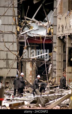 Foto di archivio datata 25/04/93 della cancellazione di vetro e macerie e strutture pericolose a Bishopsgate nella città di Londra a seguito di un'esplosione massiccia bomba che mostra la sede dell'esplosione in un cratere (a sinistra). Data di emissione: Martedì 28 dicembre 2021. Foto Stock