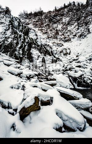 Cascata Balea durante l'inverno. Foto scattata il 29th di Dicembre 2020 vicino al Lago Balea, Fagaras montagne, Carpazi meridionali, Romania. Foto Stock