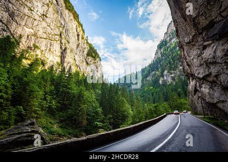 Strada attraverso le Gole di Bicaz visto durante una bella giornata estiva. Foto scattata il 20th agosto 2020 nelle montagne dei Carpazi, Romania. Foto Stock