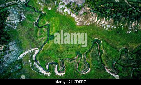 Il fondo asciutto del lago carsico Zaton visto dal drone. Foto scattata il 31st di Luglio 2021 nei pressi di Ponoarelle, contea di Mehedinti, Romania. Foto Stock