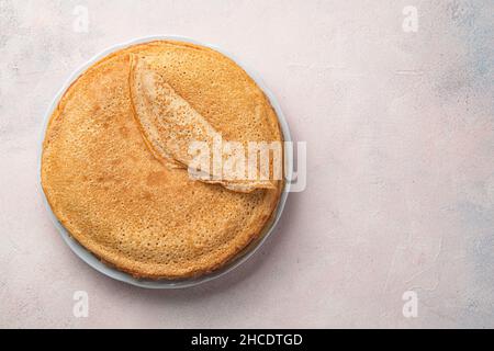 Frittelle tradizionali russe per colazione e carnevale. Foto Stock
