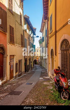 Passeggiate lungo le stradine colorate e strette del centro storico di Desenzano del Garda. Photo taken on 20th of August 2021 a Desenzano del Garda, Brescia pro Foto Stock