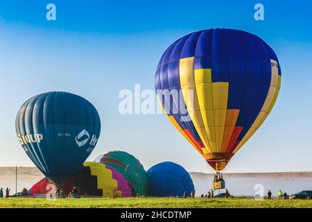 Palloncini colorati ad aria calda che si preparano per il lancio in una mattinata di nebbia nella contea di Maramures. Foto scattata il 2nd ottobre 2021 vicino a un campo a Rogoz, Maram Foto Stock