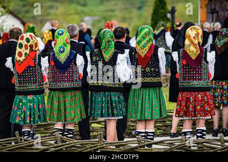 Fila di costumi tradizionali nella parte settentrionale della Romania. Foto scattata il 16th maggio 2021 nella città di Ieud, contea di Maramures, Romania. Foto Stock