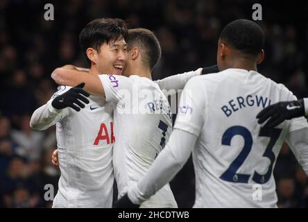 Heung-min Son celebra il suo obiettivo durante la partita della Premier League al Tottenham Hotspur Stadium di Londra. Foto Stock