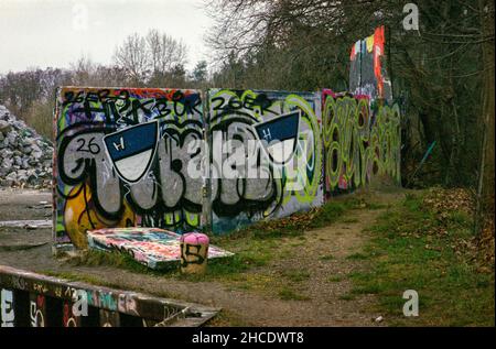 Berlino, Germania. L'enorme Graffiti Place, all'interno del quartiere di Spandau, a nord-ovest di Berlino, ha un'abunanza di parti obsolete del Muro di Berlino abbattuto, dove gli artisti Graffiti creano regolarmente nuovi lavori urbani e murales. Foto Stock