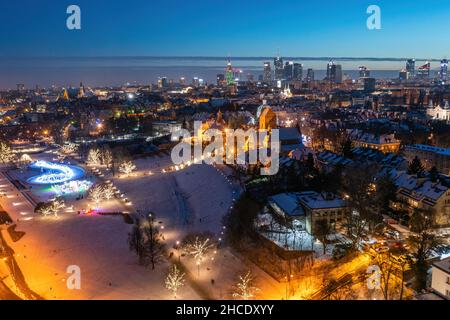 Varsavia, fontane multimediali parco decorato con luci di natale decorazione e lontano centro città vista aerea al crepuscolo Foto Stock