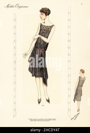 Abito da sera in chiffon nero e pizzo. Acconciatura Marcel WAVE. Robe de soiree en mousseline de soie et dentelle. Litografia a mano di Beaux-Arts des Modes: MODELES Originaux, Hiver 1928 (Fashions of fine Arts: Original Models, Winter 1928), Editore Chic Parisien, Atelier Bachwitz, Parigi, Volume 6, numero VII, novembre 1927. Foto Stock