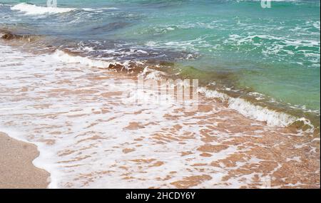 Sfondo naturale di mare turchese di schiuma ​​sea e sabbia chiara. Foto Stock
