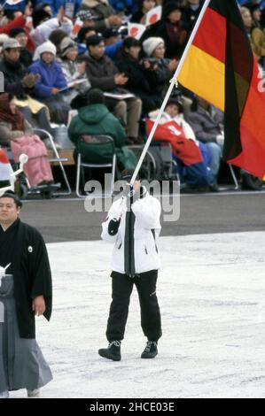 Nagano, Giappone. 28th Dic, 2021. Primo: Sport, sport invernali Olympia, Olympias, 1998 Nagano, Giappone, Giochi Olimpici invernali, 98, archivio immagini cerimonia di apertura Jochen Behle, bandiera portatore, invasione, il, manschaten, Il team tedesco Credit: dpa/Alamy Live News Foto Stock