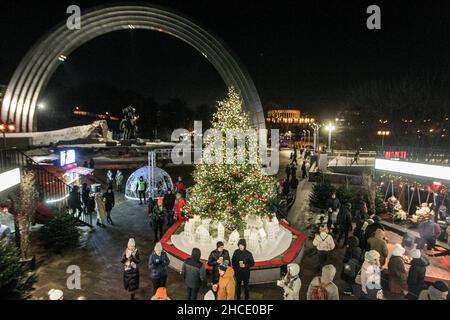 KIEV, UCRAINA - 26 DICEMBRE 2021 - Un albero di Natale si trova vicino all'Arco dell'amicizia del popolo, Kiev, capitale dell'Ucraina. Foto Stock