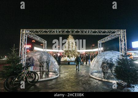 KIEV, UCRAINA - 26 DICEMBRE 2021 - Un albero di Natale attira visitatori in Piazza Kontraktova, Kiev, capitale dell'Ucraina. Foto Stock