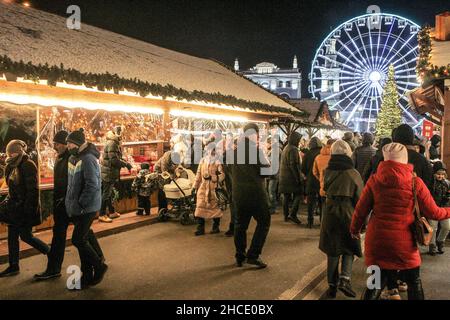 KIEV, UCRAINA - 26 DICEMBRE 2021 - la gente cammina tra le bancarelle di un mercatino di Natale in Piazza Kontraktova, Kiev, capitale dell'Ucraina. Foto Stock