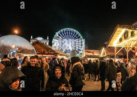 KIEV, UCRAINA - 26 DICEMBRE 2021 - la gente cammina tra le bancarelle di un mercatino di Natale in Piazza Kontraktova, Kiev, capitale dell'Ucraina. Foto Stock