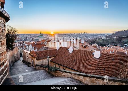 Città vuota di Praga all'alba, Repubblica Ceca. Scale antiche dal Castello di Praga alla Città minore. Panorama romantico della città, edifici storici, tetti rossi Foto Stock