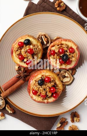 Concetto di gustoso cibo con mele al forno su sfondo bianco Foto Stock