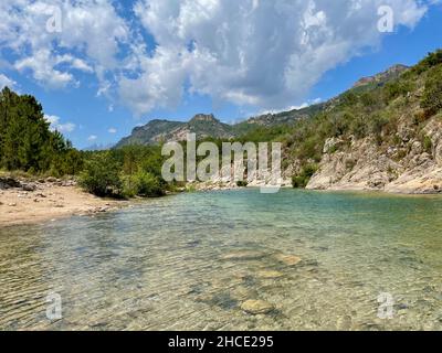 Fiume Solenzara con acque turchesi e spiagge sabbiose ai piedi delle vette di Bavella nella Corsica del Sud, Francia. Foto Stock