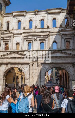 Corso corso corso Cavour, Vista porta Borsari, Verona, Veneto; Italia, Europa Foto Stock