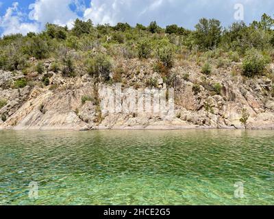 Fiume Solenzara ai piedi delle vette di Bavella nella Corsica del Sud, Francia. Piscina con acqua verde smeraldo. Foto Stock