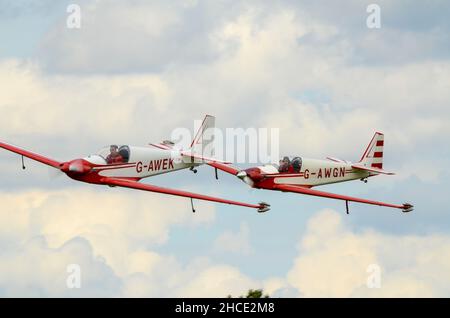 Fournier RF-4D aerei di aliante di potenza della squadra di Redhawks Display che volano ad un airshow a Rougham Airfield, Suffolk, Regno Unito. Scivoli per motori Foto Stock
