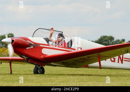 Fournier RF-4D velivolo di potenza del team di Redhawks Display ad un'esposizione aerea a Rougham Airfield, Suffolk, Regno Unito. Pilota Bob Grimstead in cabina di pilotaggio, tassando Foto Stock