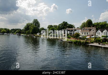 Marlow, UK - 19 luglio 2021: Case di lusso con vista sul Tamigi a Marlow, Buckinghamshire in un pomeriggio estivo soleggiato. Foto Stock