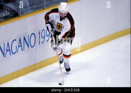 Nagano, Giappone. 28th Dic, 2021. Primo: Sport, Olimpiadi invernali, Olimpiadi, 1998 Nagano, Giappone, Giochi Olimpici invernali, 98, archivio immagini hockey su ghiaccio, mV pornner, uomini Germania - Slovacchia 4: 2 Thomas Brandl, azione individuale credito: dpa/Alamy Live News Foto Stock