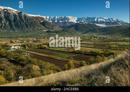 Panorama della Val Peligna con la catena montuosa della Maiella innevata. Parco Nazionale della Maiella, Abruzzo, Italia, Europa Foto Stock