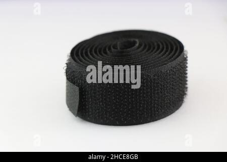 Striscia di velcro o gancio e chiusura ad anello isolati su bianco Foto Stock