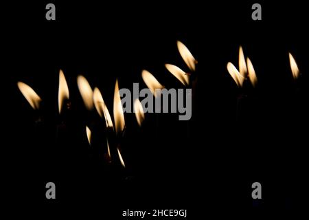 Candele accese all'interno di Agios Georgios (St. George) cappella in cima alla collina di Lycavittos a Atene, Grecia Foto Stock