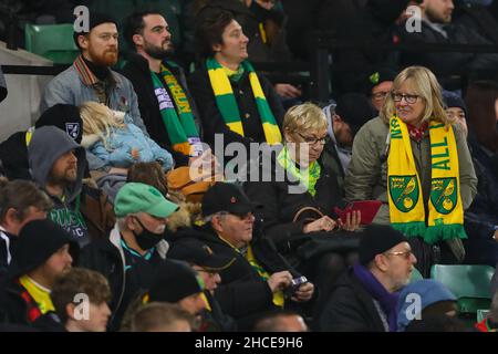 I fan di Norwich City guardano avanti durante la partita - Norwich City contro Arsenal, Premier League, Carrow Road, Norwich, UK - 26th dicembre 2021 solo per uso editoriale - si applicano le restrizioni DataCo Foto Stock