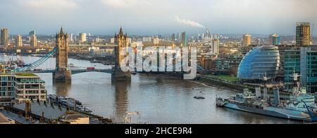 Panorama aereo del famoso Tower Bridge storico sul Tamigi a Londra, Inghilterra Foto Stock