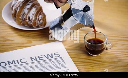 vista parziale dell'uomo che versa il caffè dalla moka pot, immagine stock Foto Stock