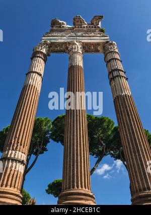 Colpo verticale del Tempio di Venere Genetrix su sfondo cielo blu a Roma, Italia Foto Stock