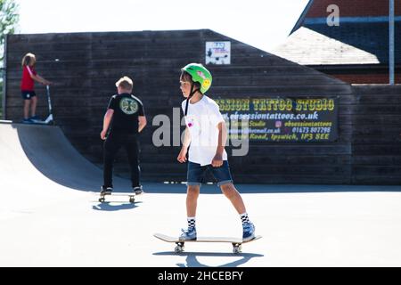 Woodbridge Suffolk UK Giugno 22 2019: Una comunità senza scopo di lucro ha organizzato una competizione di skateboard. Ci sono diverse fasce d'età in modo che tutti possano Foto Stock