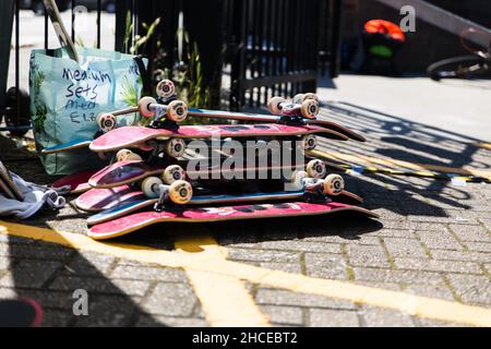 Woodbridge Suffolk UK Giugno 22 2019: Un mucchio di skateboard in una competizione comunitaria che sono in offerta per lezioni gratuite di skateboard Foto Stock