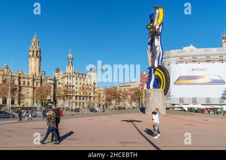 Persone in una passeggiata in Plaza de Pau Vila, Barcellona, Spagna, Europa Foto Stock