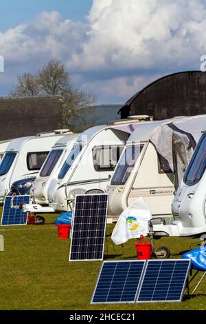 Caravan su un rally caravan utilizzando piccoli pannelli solari per fornire energia mentre campeggio senza elettricità Foto Stock