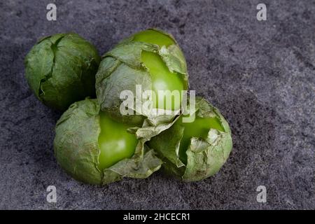 Tomatillos freschi su sfondo scuro. Foto Stock