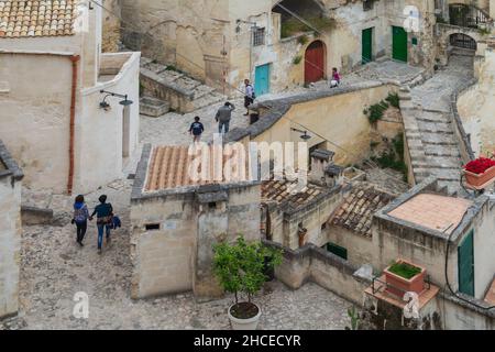 I turisti che camminano nei Sassi di Matera, Basilicata, Italia, Europa Foto Stock