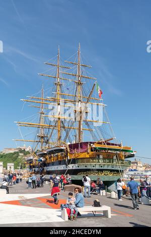 Lungomare Vanvitelli, Porto, Vista della nave Amerigo Vespucci, Ancona, Marche, Italia, Europa Foto Stock