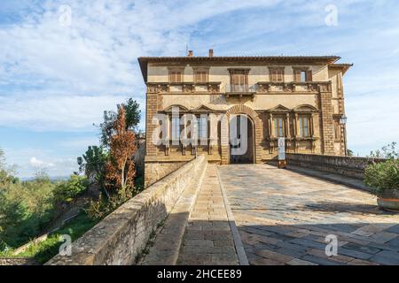 Via F.Campana, Centro storico, Vista Palazzo Campana, Villaggio, Colle di Val d'Elsa, Toscana, Italia, Europa Foto Stock