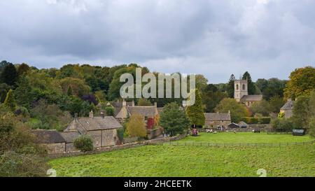 Vista del villaggio Costwold di Naunton, mostrando la chiesa del villaggio di Sant'Andrea, Gloucestershire Foto Stock