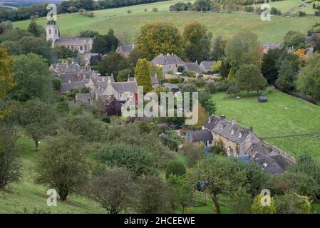 Vista del villaggio Costwold di Naunton, mostrando la chiesa del villaggio di Sant'Andrea, Gloucestershire Foto Stock