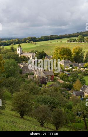 Vista del villaggio Costwold di Naunton, mostrando la chiesa del villaggio di Sant'Andrea, Gloucestershire Foto Stock