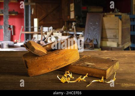 Vecchio piano di levigatura in legno in un'officina di carpentieri Foto Stock